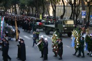 Il feretro adagiato sull'affusto di cannone scortato da 6 Carabinieri in Alta Uniforme, 7 Incursori Comsubin, i Gonfaloni